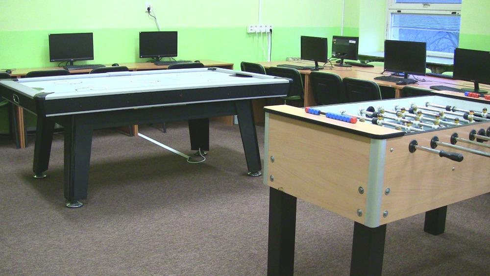 Za přítomnosti pedagogického dozoru mají k dispozici 15 počítačů, stolní fotbal, elektronické šipky a air hockey. Otevírací doba klubu: pondělí: 12.