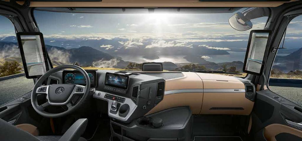 Multimedia Cockpit 1). Pro vyšší komfort jízdy, práce a ovládání je nový Actros vybaven inovativním Multimedia Cockpit. Nové, moderní pracoviště zahrnuje celkem čtyři obrazovky.