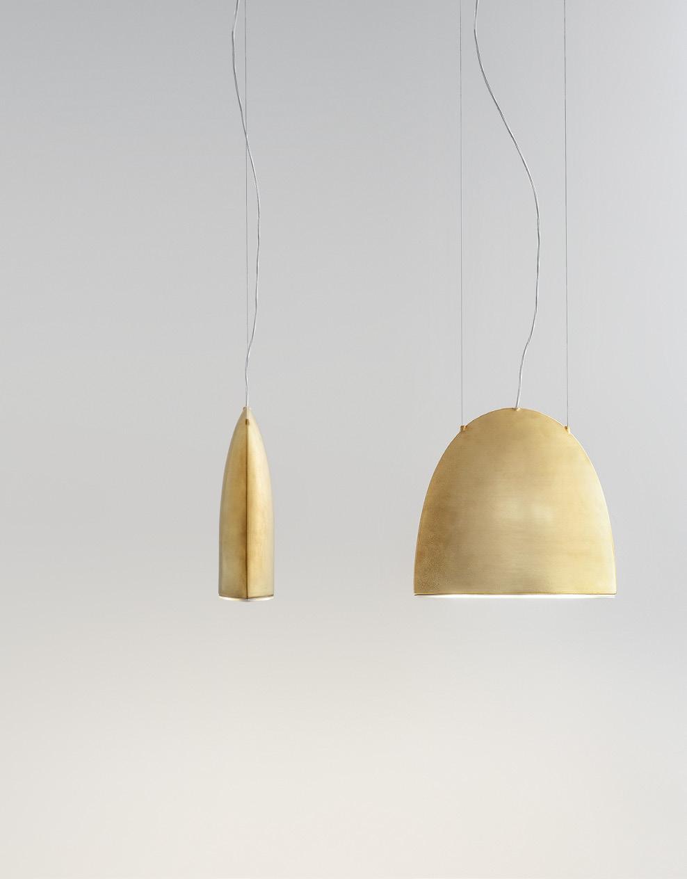 142 Aldo Bernardi LINEA Sfogio Sospensione in ceramica dalla sottile forma lineare, predisposta con cavi di sostegno laterali in acciaio inox.
