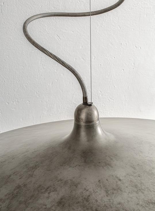 202 Aldo Bernardi LINEA Sassmaòr Serie di tre sospensioni di varie dimensioni che rispondono allo stesso identico concept: illuminare in modo funzionale e performante lo spazio, valorizzandolo.