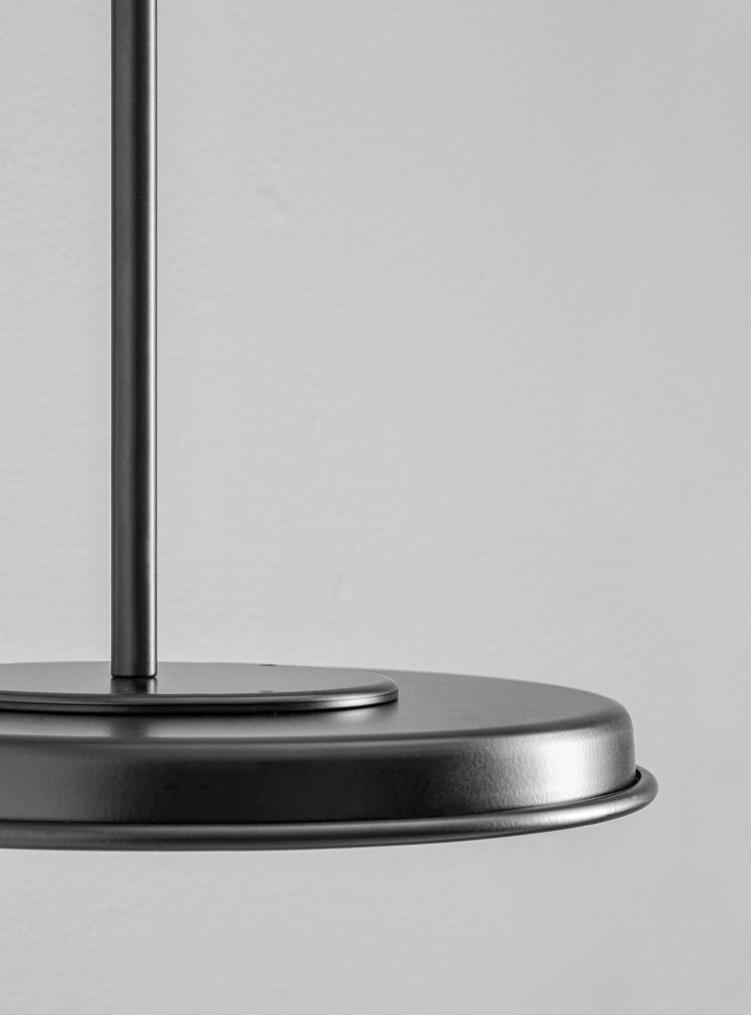208 Aldo Bernardi LINEA Mymoons MYMOONS è una serie di 3 apparecchi disponibile sia a sospensione con sostegno rigido sia a plafoniera, dalla forma appiattita e di differenti dimensioni.