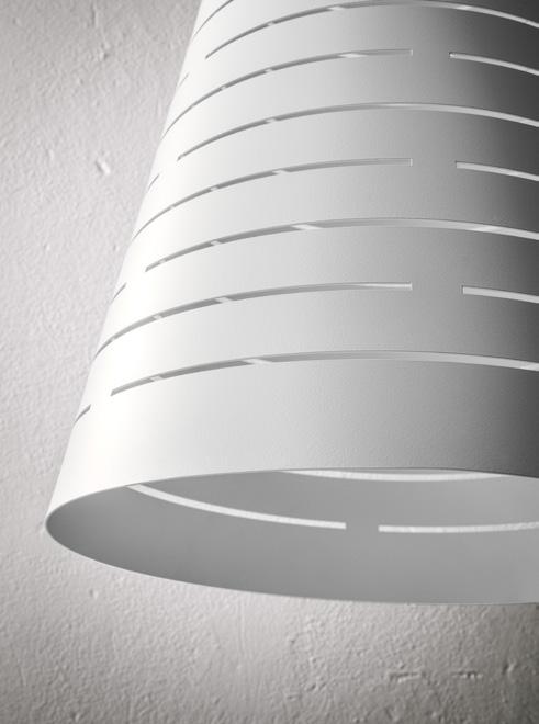222 Aldo Bernardi LINEA Cervino Sospensione di elegante forma conica in acciaio smaltato. La luce che filtra attraverso fessure orizzontali, crea un piacevole reticolo di luci ed ombre.
