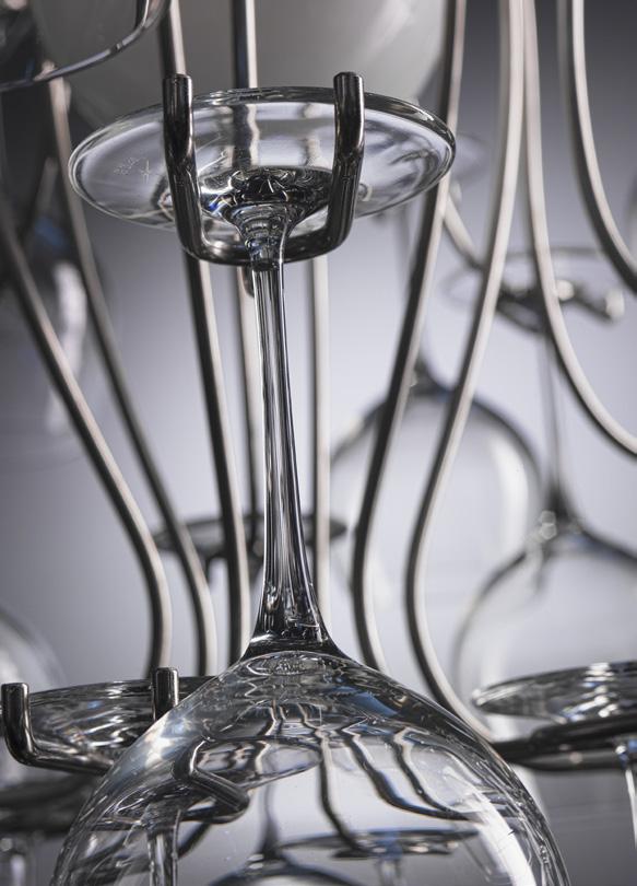 232 Aldo Bernardi LINEA Sauvignon Interessante interpretazione per un modello di applique e lampada da terra. Entrambi esprimono il proprio appeal nell utilizzo anche come porta-calici.