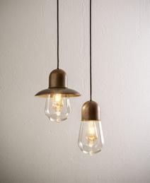239 Sospensioni singole Single pendant Rosone multiplo circolare Round multiple canopy Sistema SPR SPR system Sospensione in ottone con diffusore in vetro trasparente, disponibile anche nelle