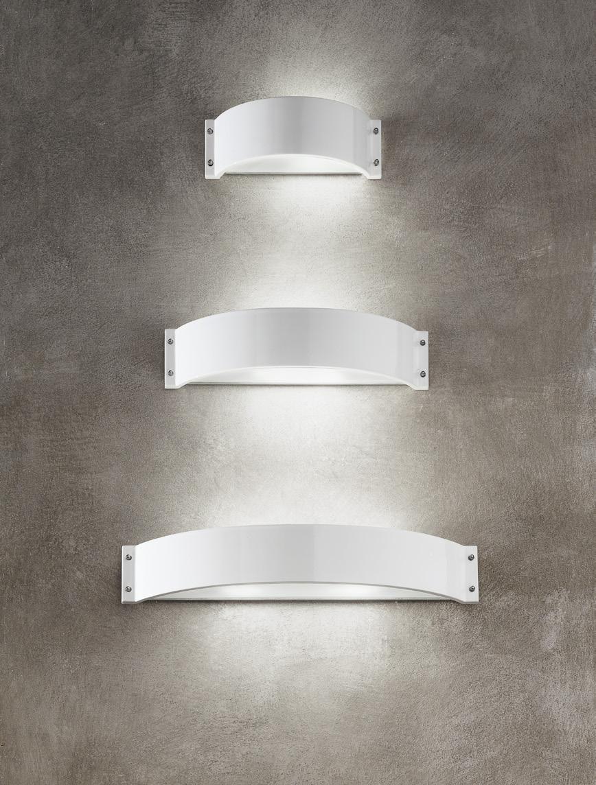 252 Aldo Bernardi LINEA Glamour Serie di 3 apparecchi a parete in gres ceramico smaltato bianco con riflettore in metacrilato colore bianco/latte.