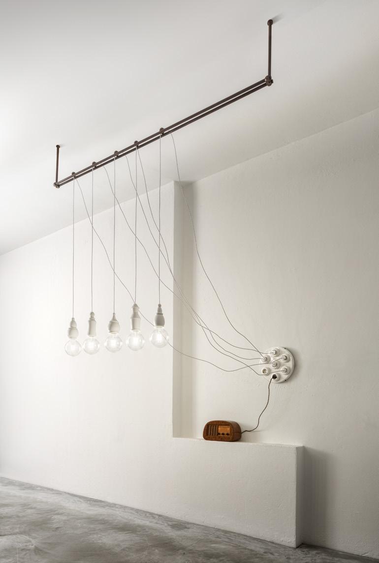 35 Insieme composto da: Set made of: 1) Art. PRESA7/BL 1) Art. AM1800/350 1) Art.