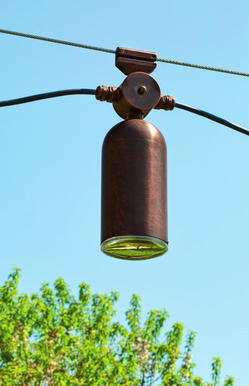 128 Aldo Bernardi LINEA Frasca outdoor Sviluppo della collezione indoor, FRASCA OUTDOOR presenta l interessante proposta delle tesate, originale ma sobria soluzione indicata per illuminare open
