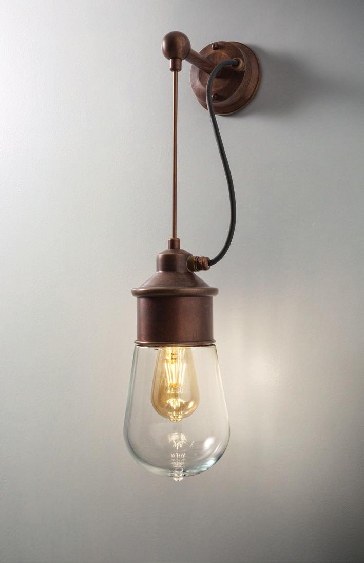 150 LINEA Guinguette outdoor Applique Wall lamp Lampada a parete in ottone anticato disponibile nella versione con o senza riflettore e con vetro trasparente o colorato.