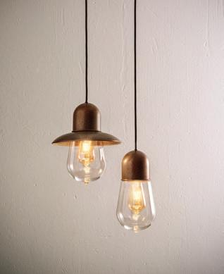 55 Sospensioni singole Single pendant Rosone multiplo circolare Round multiple canopy Sistema SPR SPR system Sospensione in ottone con diffusore in vetro trasparente, disponibile anche nelle versioni