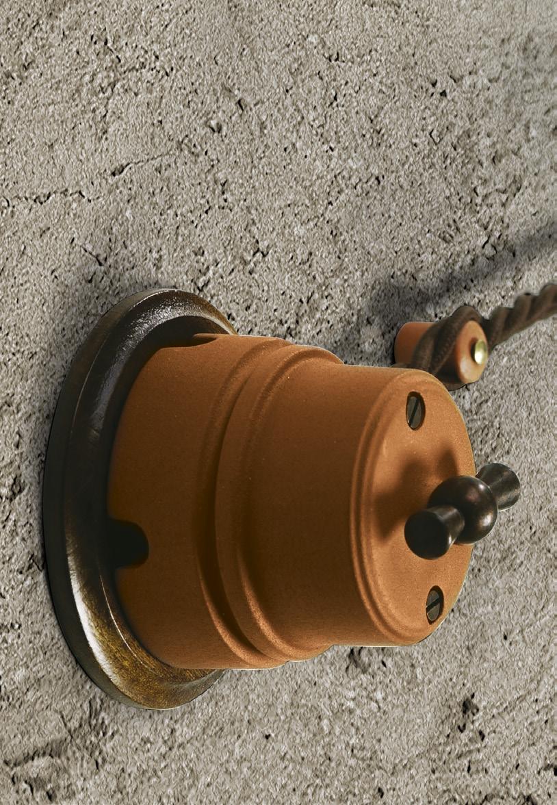I materiali utilizzati sono la ceramica bianca, la ceramica decorata con filo colorato o la ceramica - cotto.