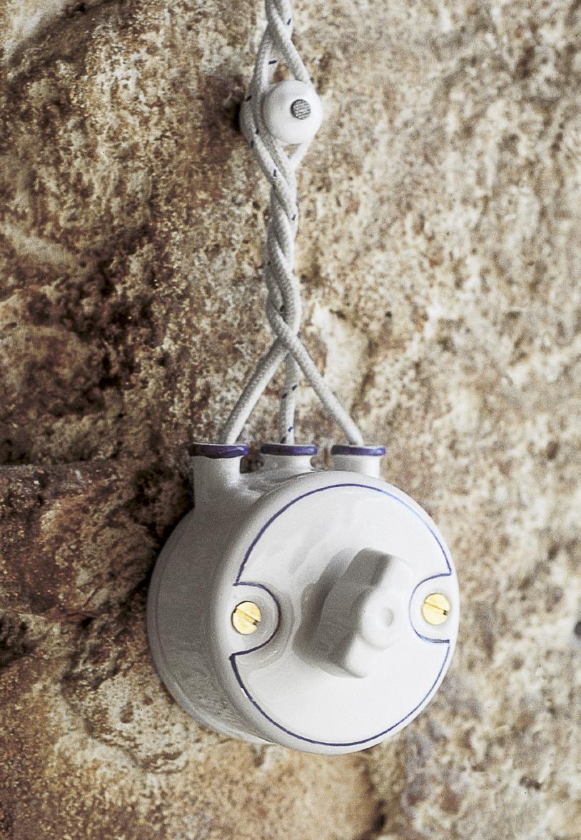 I materiali utilizzati sono la ceramica bianca, la ceramica decorata con filo colorato o la ceramica - cotto.