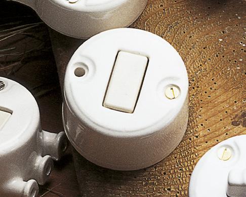 01 Cotto / Cotto 250 16 218 0,001 1 B19 Custodia da parete per prese ed interruttori (**) Surface cases for socket and switches (**) 47 70 70 V A LAR.PRE.00.03 Bianco / White LAR.