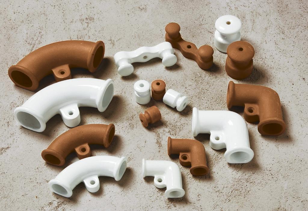 122 Aldo Bernardi Correnti & Movimenti LINEA Pleiadi Questa serie di accessori integra l impianto a treccia ed è composta da rosoni in ceramica, contro basi in legno, passafilo lineari, passafilo a