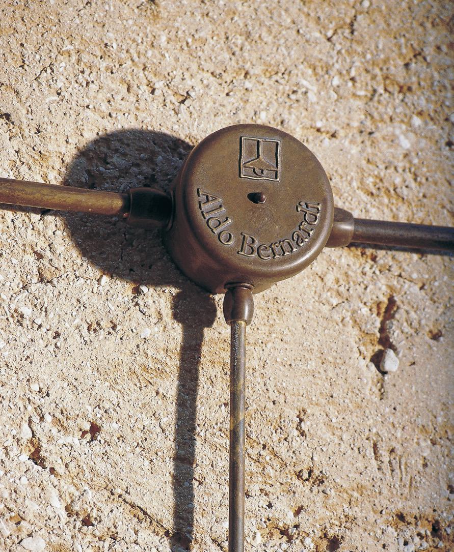 La scatola si fissa al muro con appositi tasselli. L articolo va integrato con componenti qui di seguito descritti e da ordinare a parte: - art. TAP.10 e art. TAP.16 per chiudere le uscite non utilizzate - art.