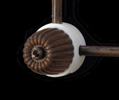 18 Aldo Bernardi Correnti & Movimenti Prese e interruttori Sockets and switches Interruttore a parete Wall switch Interruttore a parete, con base in ceramica, smaltata bianca e parte superiore in