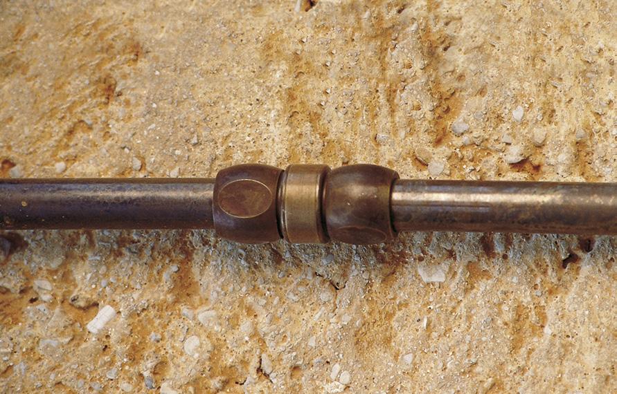 L articolo è disponibile nelle finiture ottone anticato, nichel e Rustic Silver TM. È autobloccante e permette di collegare tra loro tubi ricurvi, o tubi lineari con tubi ricurvi.