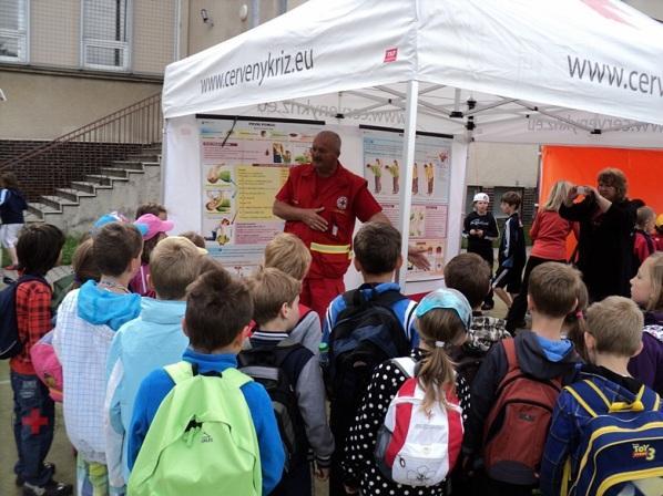 Činnost Oblastního spolku ČČK v roce 2012 1. Výuka a vzdělávání v poskytování první pomoci a další kurzy (Školicí středisko) počet vyškolených osob / rok 2011 2012 1.