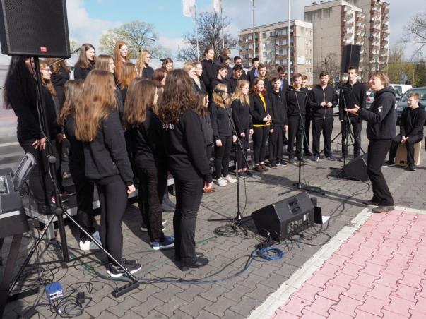 7.4 ŚWIĘTOCHŁOWICE - POLSKO akce uskutečněné v partnerském městě: Koncert Puellae et Pueri a Sextet + (08.04.