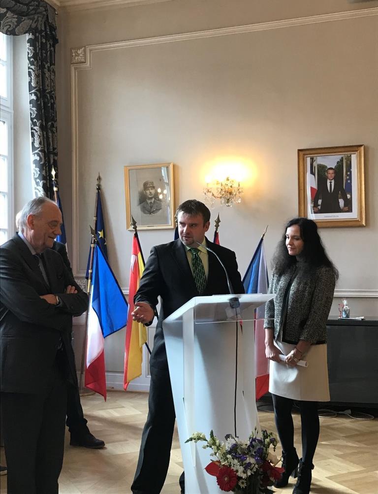 umístěna v parku, který je věnován právě našemu městu a nachází se v samém centru Épinalu u