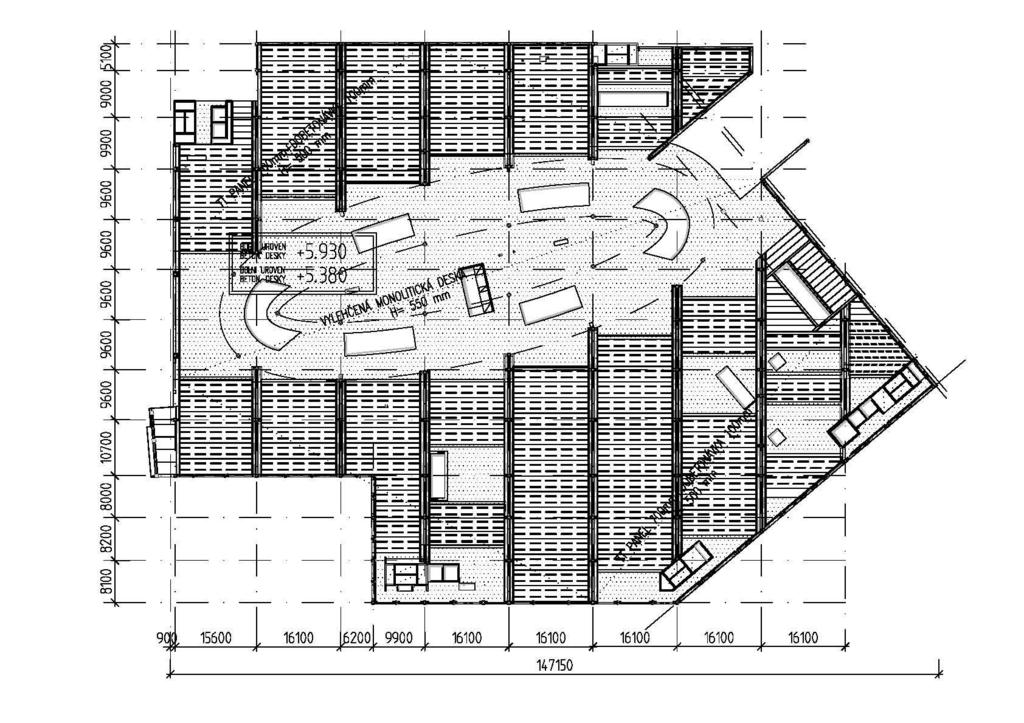 Zastřešení je provedeno většinou z prefabrikovaných dílců, střední část je tvořena monolitickou železobetonovou deskou, výrazným prvkem zastřešení je ocelová konstrukce eliptického světlíku