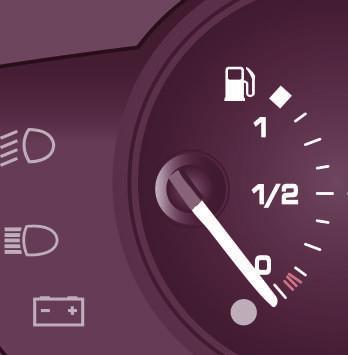 Místo řidiče PALIVOMĚR Hladina paliva je testována při každém otočení klíče ve spínací skřínce do polohy Jízda. Palivoměr signalizuje: - 1: nádrž o objemu přibližně 60 litrů je plná.
