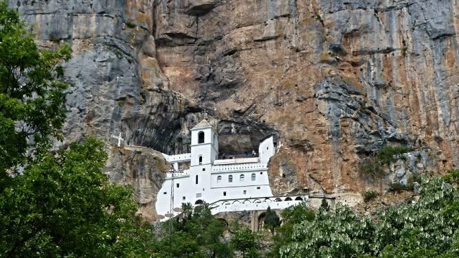 Klášter OSTROG klášter srbské pravoslavné církve, zasazený do skály nedaleko od Nikšiće dějiny kláštera zasahují až do 17.