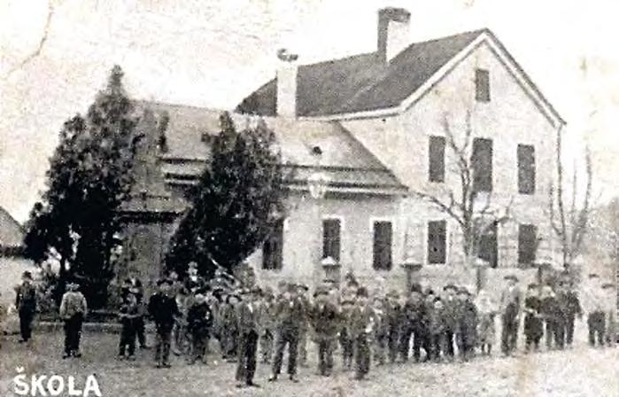 Lípa svobody byla zasazená za velké slavnosti před místní školu. Dne 13. dubna 1919 ji zde zasadily děti a vedení školy.