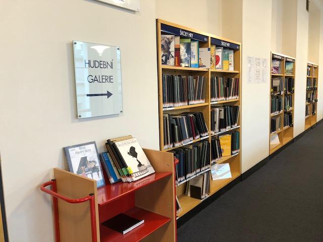 Hudební galerie s volným výběrem not v Městské knihovně v Praze Městská knihovna v Praze, která zpřístupňuje okolo 200 000 různých typů hudebních dokumentů, v roce 2018 zareagovala