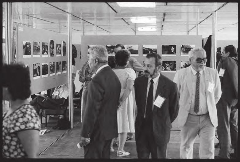 včera a dnes, která se konala v rámci Romfestu 1990, pohled na instalaci výstavy fotografií