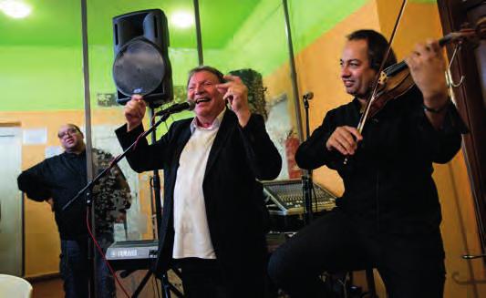 Tento festival, jehož program nabídl obecenstvu vystoupení více než 40 různých romských souborů z celého světa, se stal mimořádně atraktivní