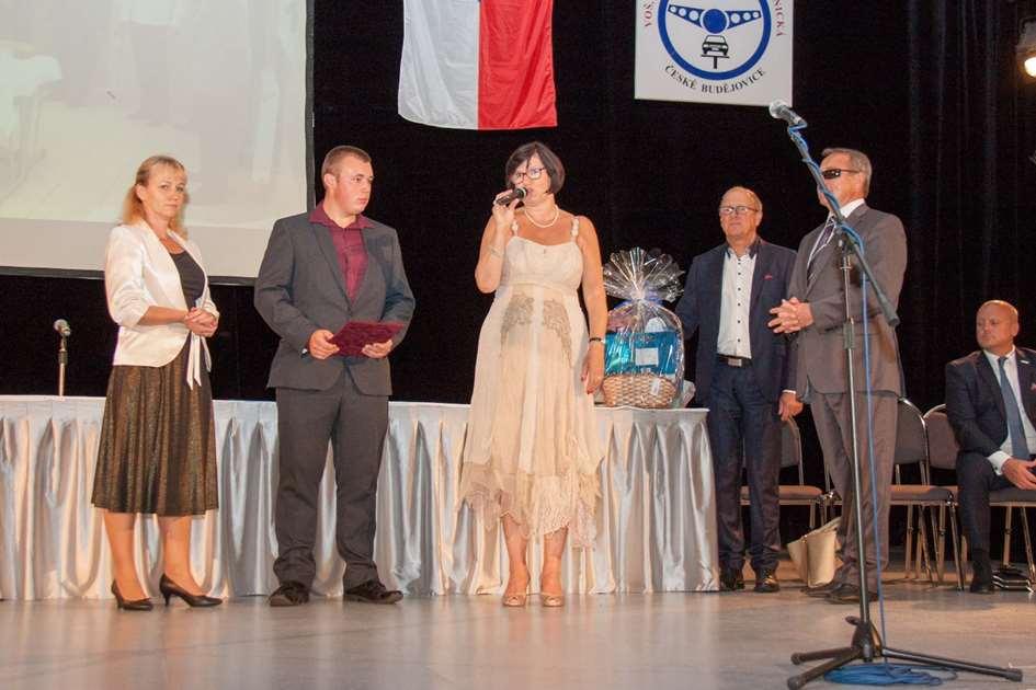 Miroslav Dvořák předání výučních listů se účastnila i poslankyně Mgr.
