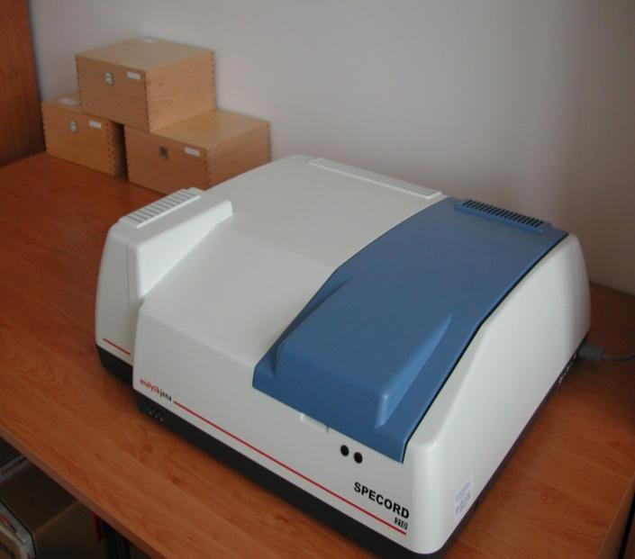 Optická spektroskopie UV/Vis spektrofotometr Specord 210 BU - Spektrální rozsah 190 1100 nm - Měření transmitance, absorbance a reflektance v závislosti na vlnové délce - Možnost určení optických