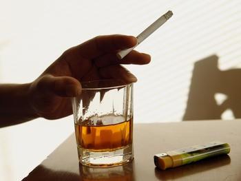 Kouření a alkohol kuřáci mají vyšší příjem alkoholu