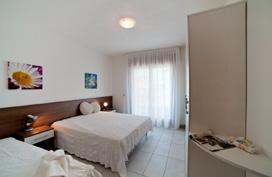 prostorné apartmány jsou moderně zařízeny a vybaveny SAT/TV, safem a klimatizací, většina je vybavena mikrovlnnou troubou a pračkou, všechny apartmány mají balkon či terasu Apt typ B - pro 5 os.