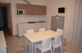 nová rezidence byla poprvé otevřena v letní sezóně 2012, má bazén, výtah a parkoviště (pro každý apartmán 1 parkovací místo), wi-fi u bazénu, fitness (za příplatek) Ubytování: prostorné apartmány