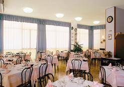 vlastní sociální zařízení, telefon, balkon, SAT/TV, safe, klimatizaci, minibar, plážový servis (slunečník a 2 lehátka) Apartmány: pro 4-6 osob, mají vždy safe, SAT/TV, telefon, klimatizaci a balkon,