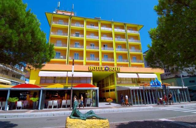 LIDO DI JESOLO - Hotel Verdi*** Poloha: čtyřpatrový hotel s rodinnou atmosférou leží v centrální zóně letoviska, cca 300 m od aquaparku Aqualandia, přímo před