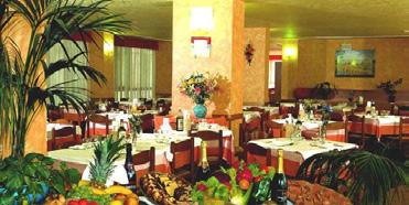 restaurace, bar, venkovní posezení s možností občerstvení, výtah, parkoviště, zdarma půjčovna kol, wi-fi, hrací koutek pro děti na terase před hotelem Ubytování: