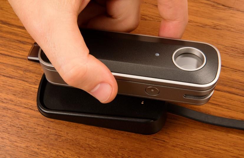 CHOVÁNÍ KONTROLKY LED 4 Blikající zelená: Firefly2 se nahřívá. Svítí zeleně: Firefly2 je připraven k použití. Blikající modrá: na nabíjecí stanici - baterie se nabíjí.
