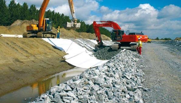 GEOSYNTETIKA jsou stavební výrobky určené pro použití zejména v oblastech: pozemní komunikace letiště parkoviště zpevnění strmých svahů nádrže a hráze železnice vodohospodářské stavby základy a