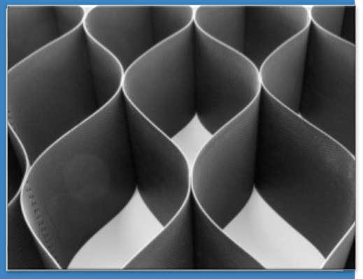 Geomembrány Geomembrány jsou vodotěsné materiály z vysokohustotního polyethylenu HDPE a PVC. Vyrábí se v rolích o šířce 5,0-11,0 m a tloušťce 0,5 mm- 3,0 mm.