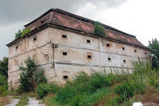 Hořín (správní obvod obce Mělník), sýpka v areálu zámku, monumentální budova dominující rozlehlému hospodářskému dvoru, navazujícímu na kompozici hlavní zámecké budovy s jejím čestným dvorem, je
