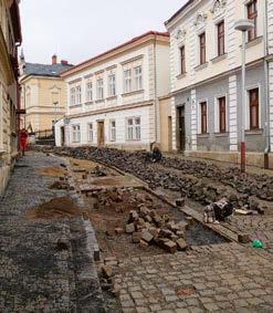 a Kutná Hora (správní obvod obce Kutná Hora), Česká ulice. Po delší odmlce se do ulic Kutné Hory vrátili dlaždiči, a to v případě ulice Česká a Na Náměti.