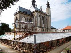 výstavbou předstěny z nenasákavých cihel, opatřenou hydroizolačními omítkami.