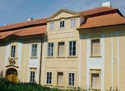 donedávna trojbarevné v několika odstínech hnědé; b stratigrafický průzkum odhalil ve spodních vrstvách barvu jedinou, po delší diskusi bylo jednobarevné řešení přijato a vyřezávaný dekor dveří tak