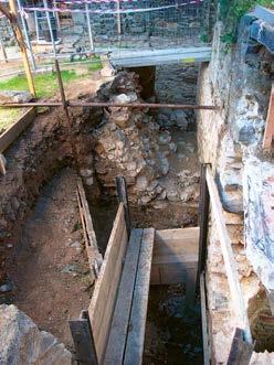 Srub stojí na vrcholu strmě stoupajícího zalesněného kopce, přičemž na místo nevede žádná přístupová cesta.