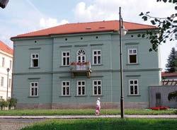 Rakovník (správní obvod obce Rakovník), budova mateřské školy V hradbách čp. 188, jižní fasáda po dokončené opravě omítek včetně nového nátěru (foto E. Volfová).