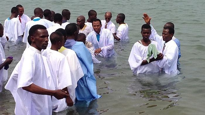 akce s nejvyšším počtem křtů byla loni v Zimbabwe, kde po dvoutýdenní řadě evangelizačních shromáždění přijalo Krista křtem 30 tisíc lidí.