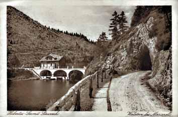se na silnici nachází soustava 4 moderních tunelů, označovaných jako Tunelový řetěz Traunsee (Tunnelkette Traunsee) a původní historickou trasou po nábřeží jezera je vedená cyklostezka. [6, 7] Obr.