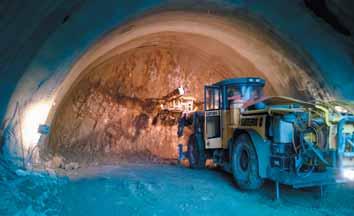 A finished stage of the construction pit excavation was stabilised by shotcrete applied to welded mesh. The next horizontal tier of holes was bored subsequently.